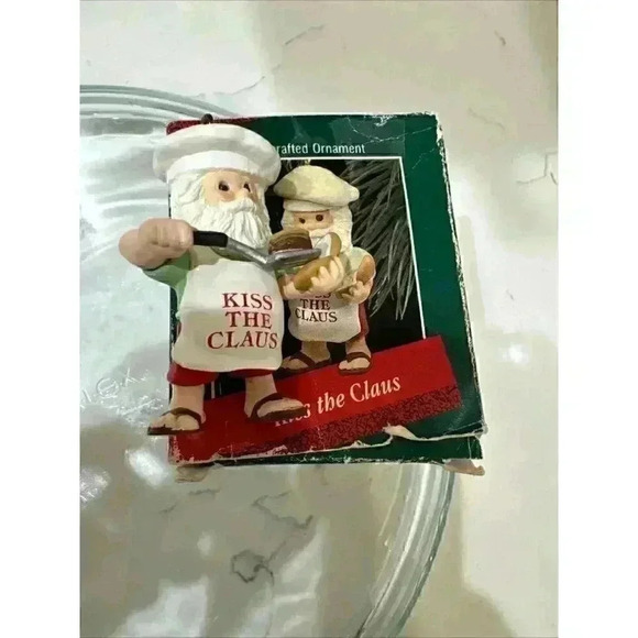 Hallmark Christmas Ornament 1988 Kiss The Claus - Picture 8 of 12